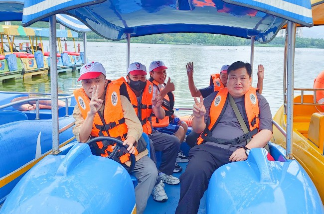 欧亿8小伙伴们在飞天湖公园游船.jpg